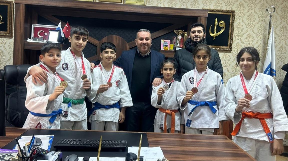 İstanbul Okul Sporları Judo Yıldızlar Kız-Erkek İl  Müsabakalarında Dereceye Giren Öğrencilerimiz